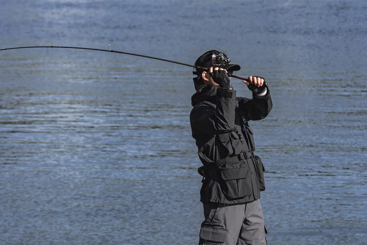 |『万能レインジャケット』がシマノから登場。バッグ不要レベルの収納力で、着るだけで釣りに行ける画期的な1着に。