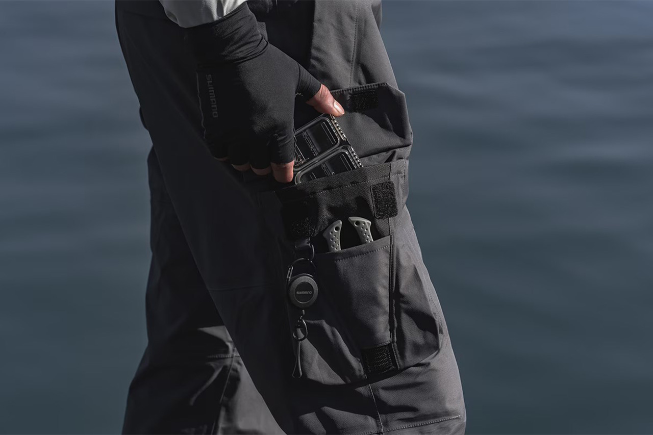 ｜「もはやバッグいらず」シマノから収納力抜群のレインパンツが登場。海水対応の撥水力で、どんなフィールドでも活躍する1着に。