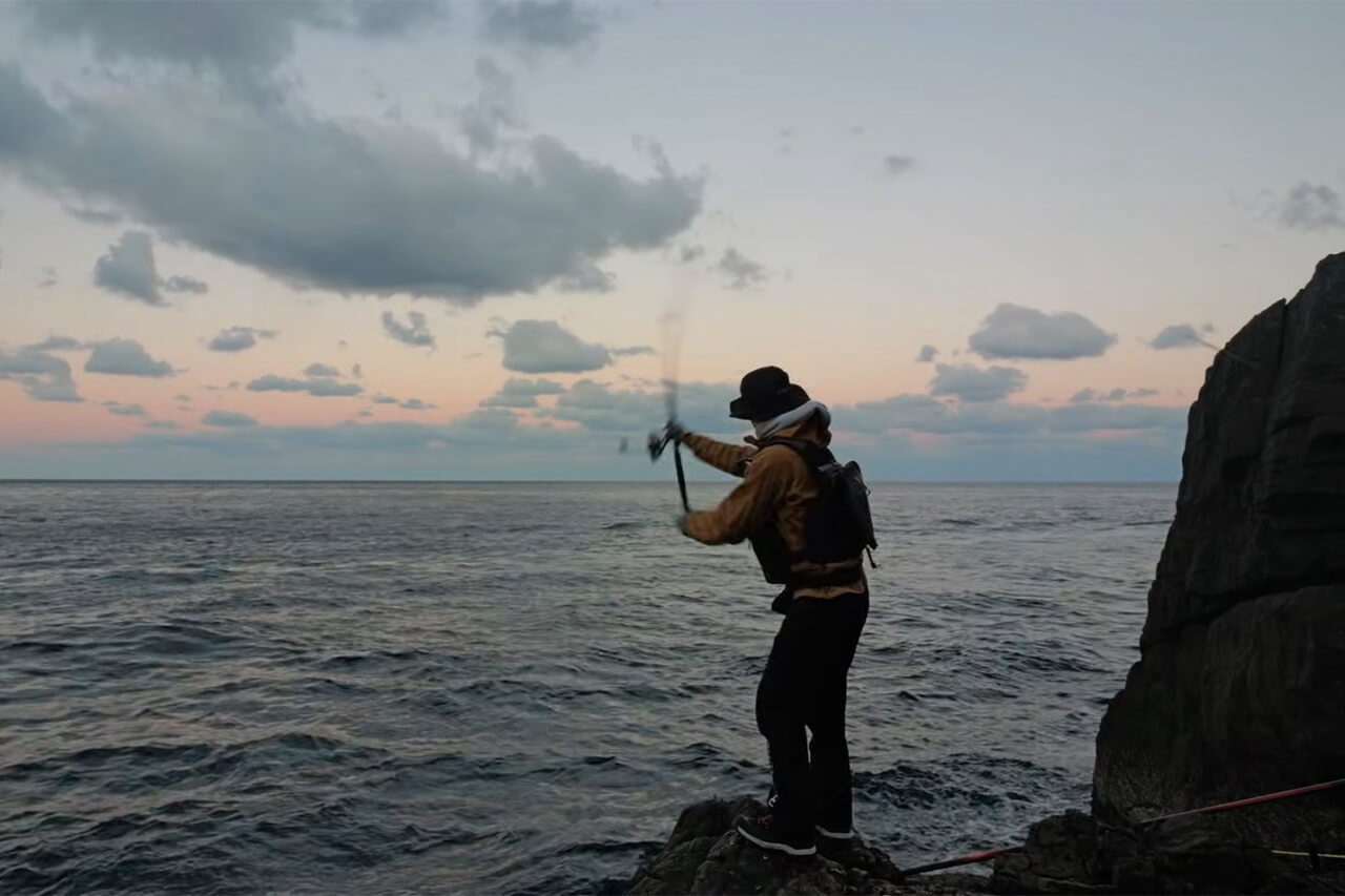 ｜日本最高峰の離島で揚がった『人よりデカい魚』。まさかの“体型”に撮影者の笑いが止まらない。30万回再生された釣り動画。