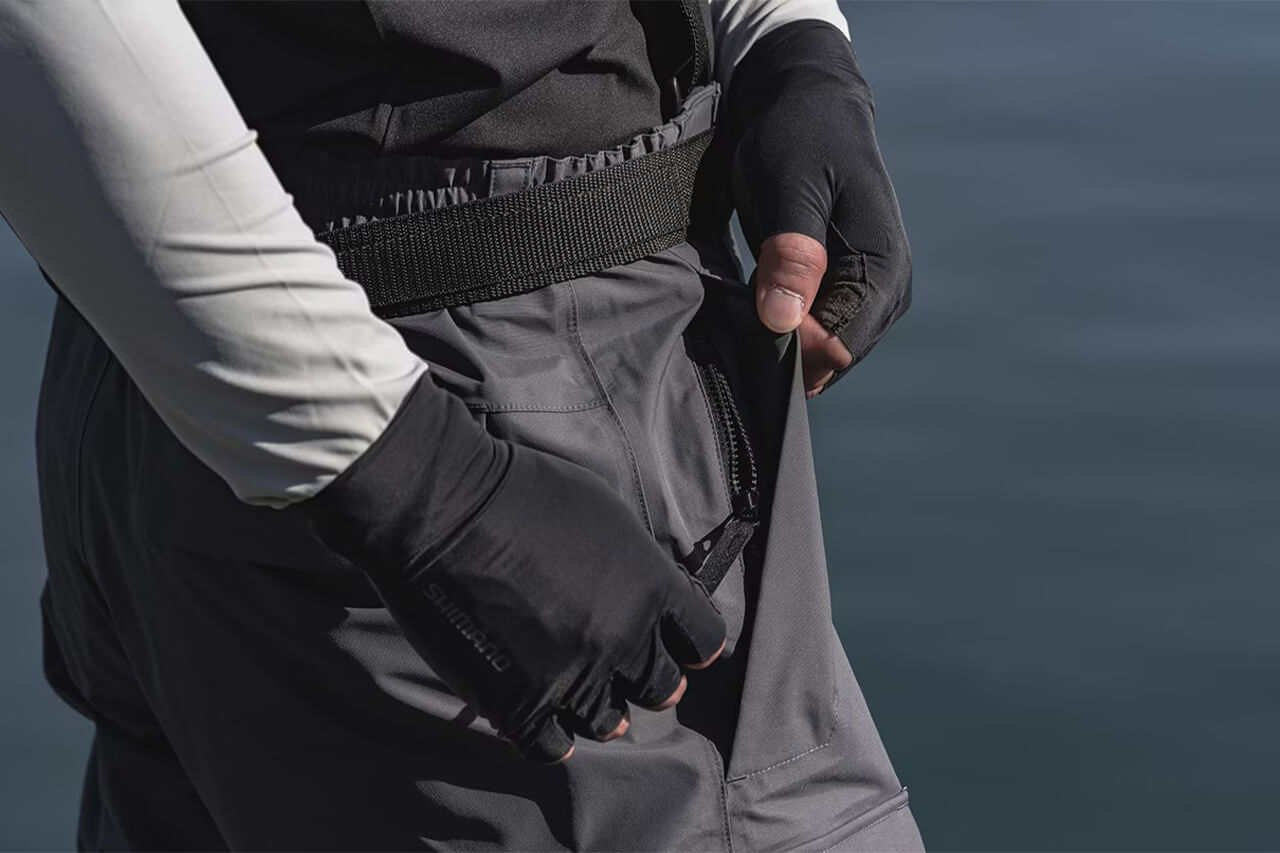 ｜「もはやバッグいらず」シマノから収納力抜群のレインパンツが登場。海水対応の撥水力で、どんなフィールドでも活躍する1着に。