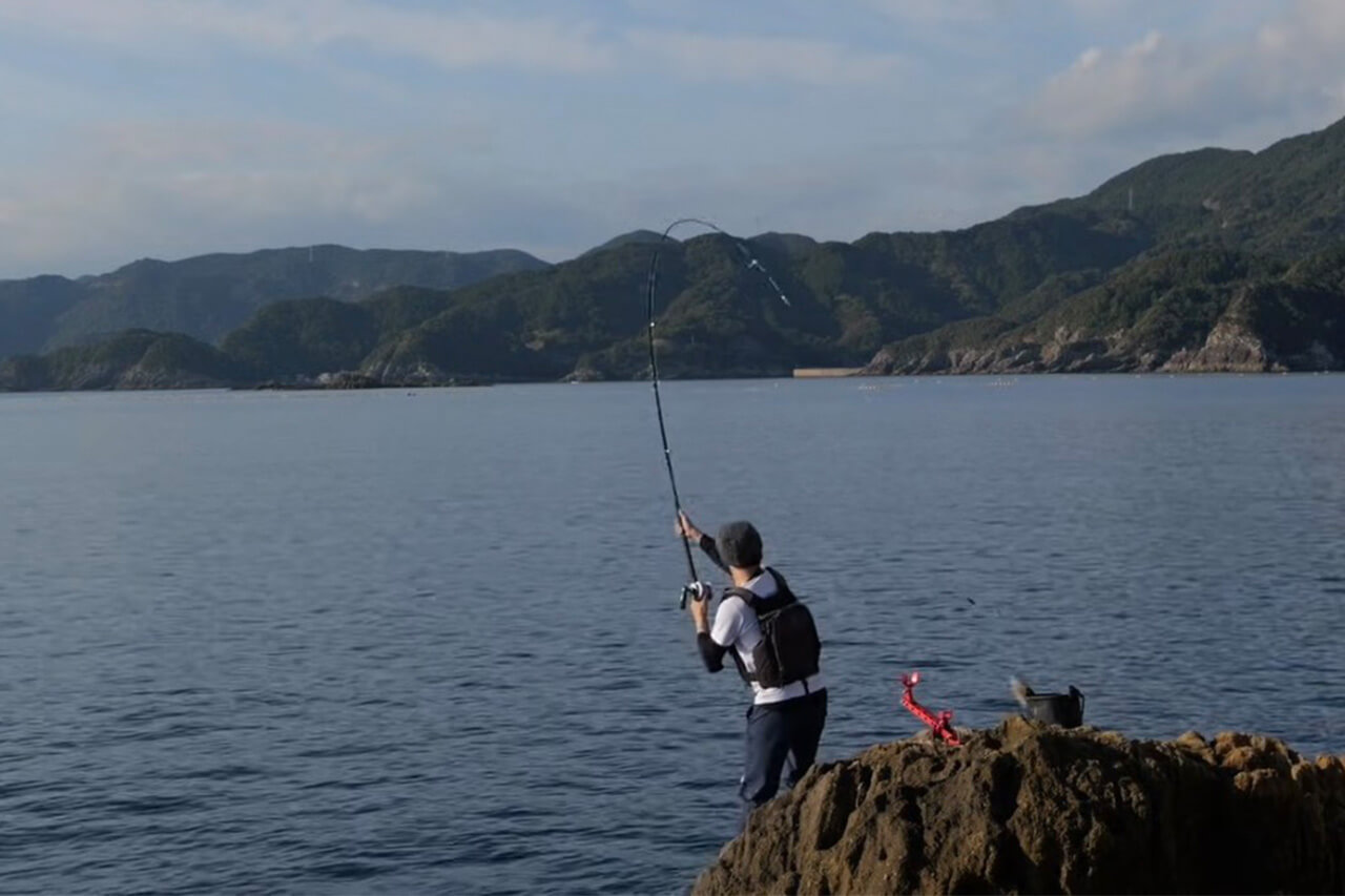｜「コレ、デカいぞ…」港近くの『無人島』に泊まり込んで“モンスター”を狙った結果。贅沢過ぎる状況に視聴者も驚愕。