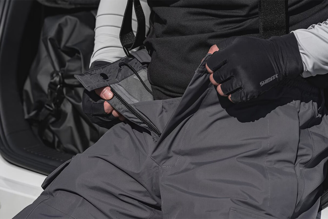 ｜「もはやバッグいらず」シマノから収納力抜群のレインパンツが登場。海水対応の撥水力で、どんなフィールドでも活躍する1着に。