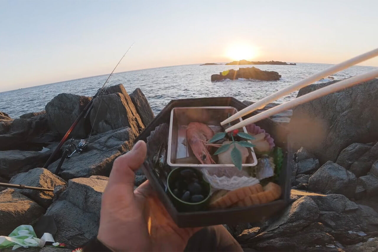 ｜日本最高峰の離島で揚がった『人よりデカい魚』。まさかの“体型”に撮影者の笑いが止まらない。30万回再生された釣り動画。