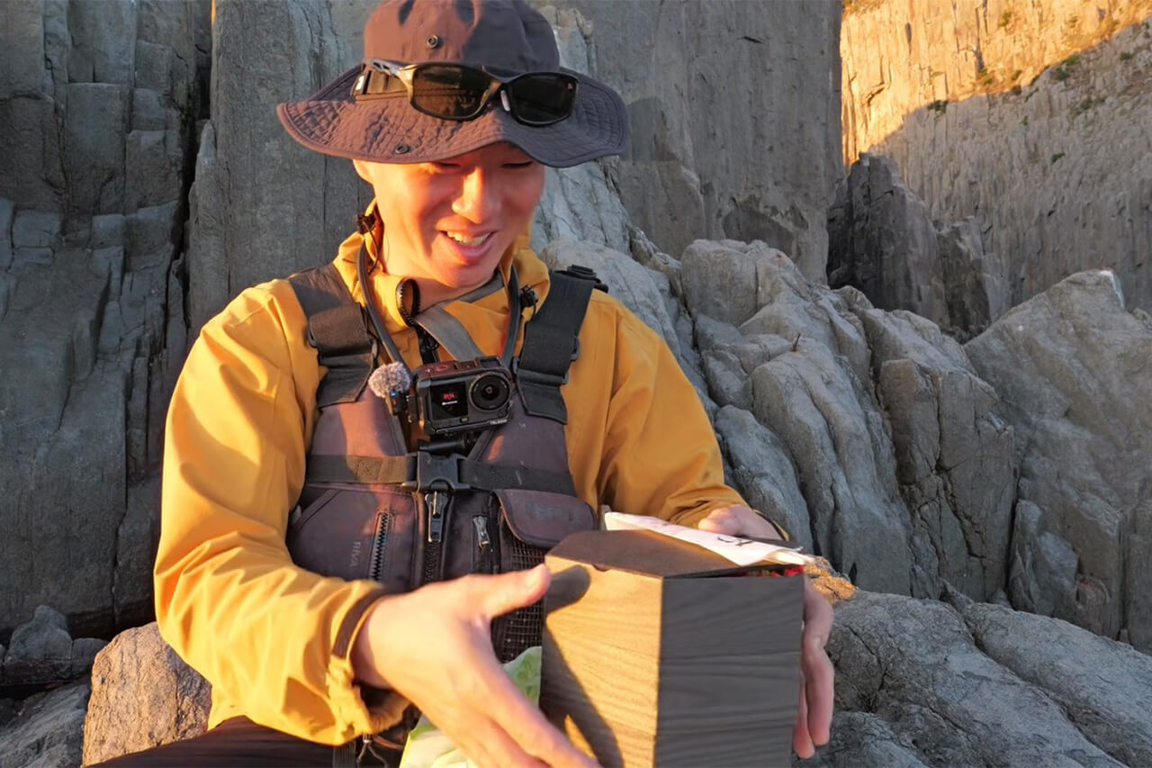 ｜日本最高峰の離島で揚がった『人よりデカい魚』。まさかの“体型”に撮影者の笑いが止まらない。30万回再生された釣り動画。