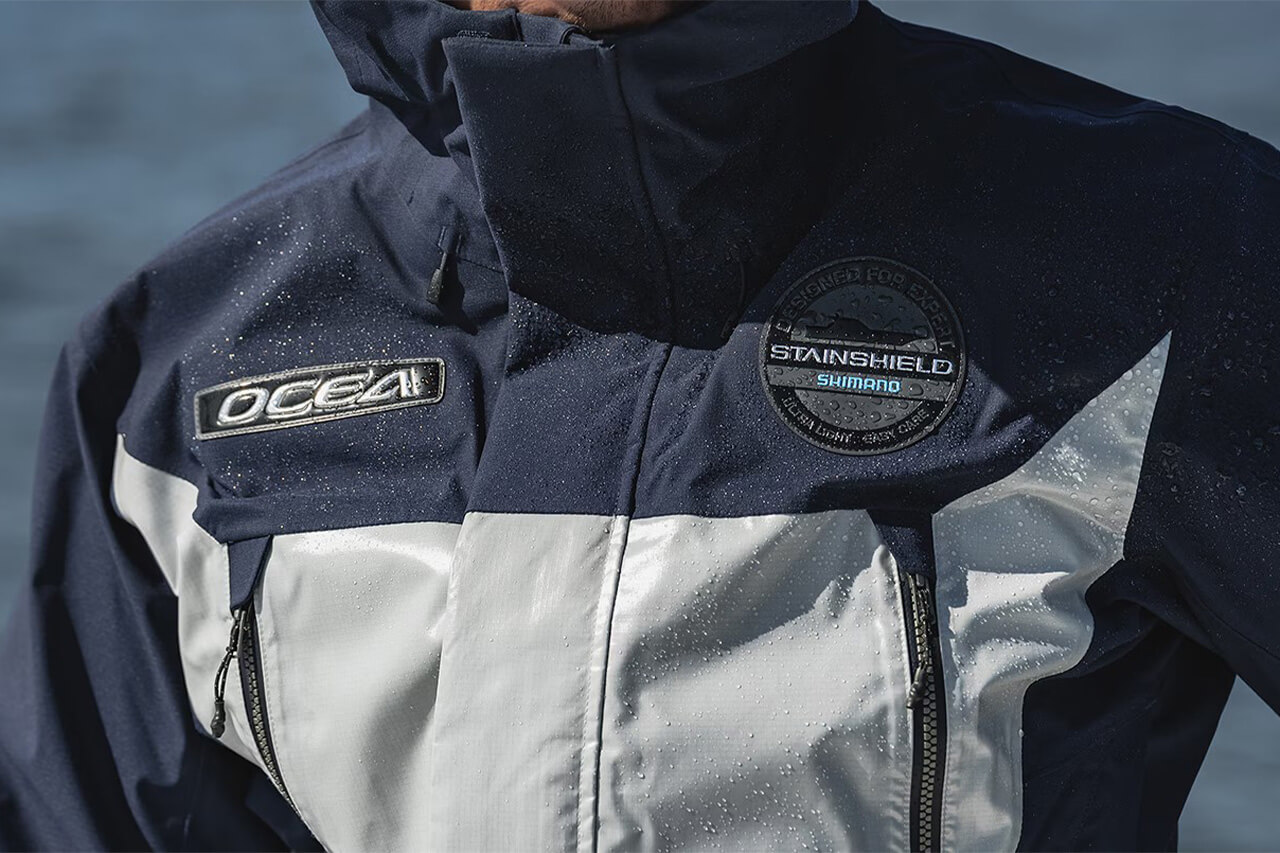 ｜シマノから登場する新作ウェア。汚れにくく、メンテナンス性に優れた「ステインシールド」を採用した完成度の高い1着に。