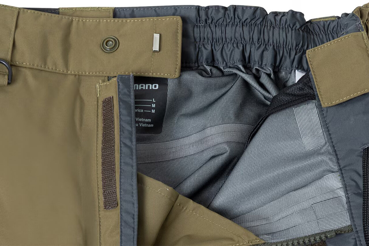 |「もはやバッグいらず」シマノから収納力抜群のレインパンツが登場。海水対応の撥水力で、どんなフィールドでも活躍する1着に。