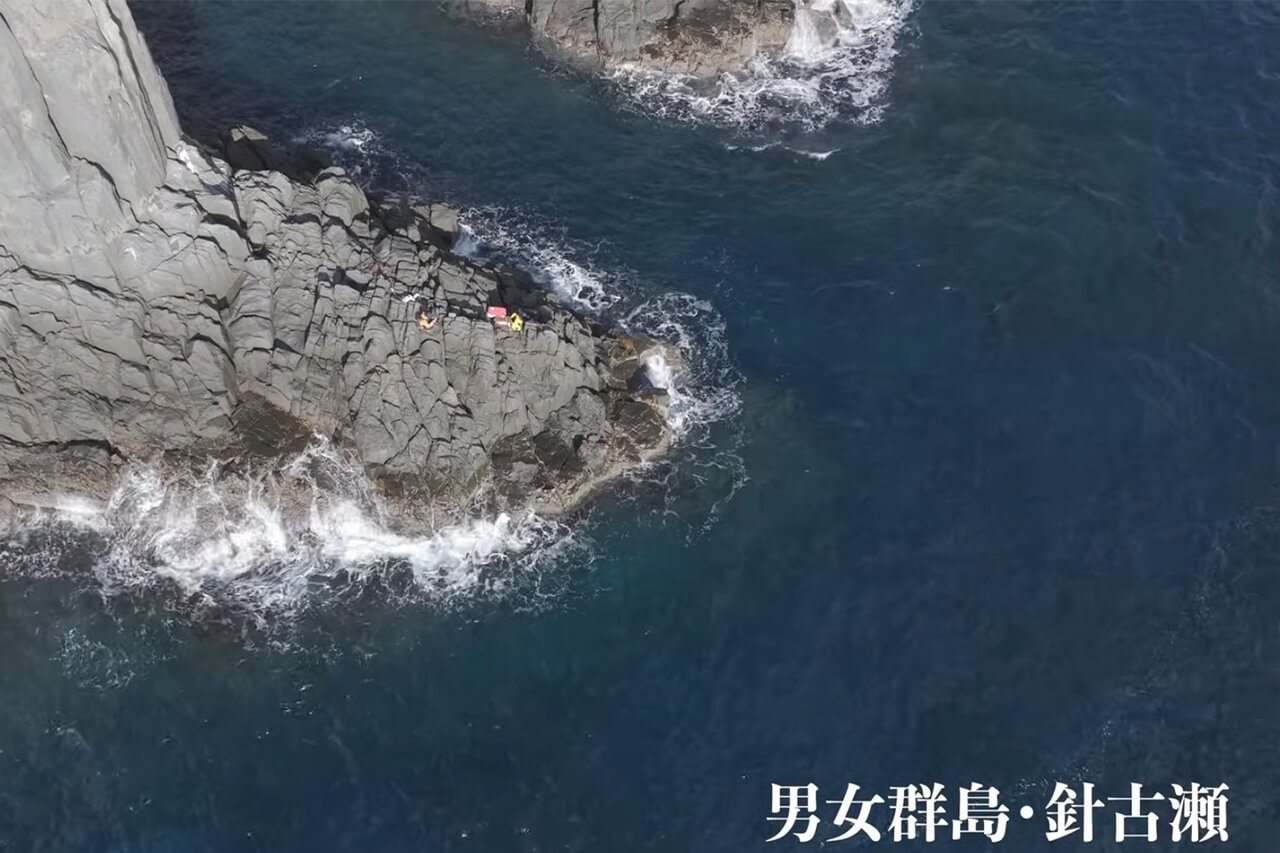 ｜日本最高峰の離島で揚がった『人よりデカい魚』。まさかの“体型”に撮影者の笑いが止まらない。30万回再生された釣り動画。