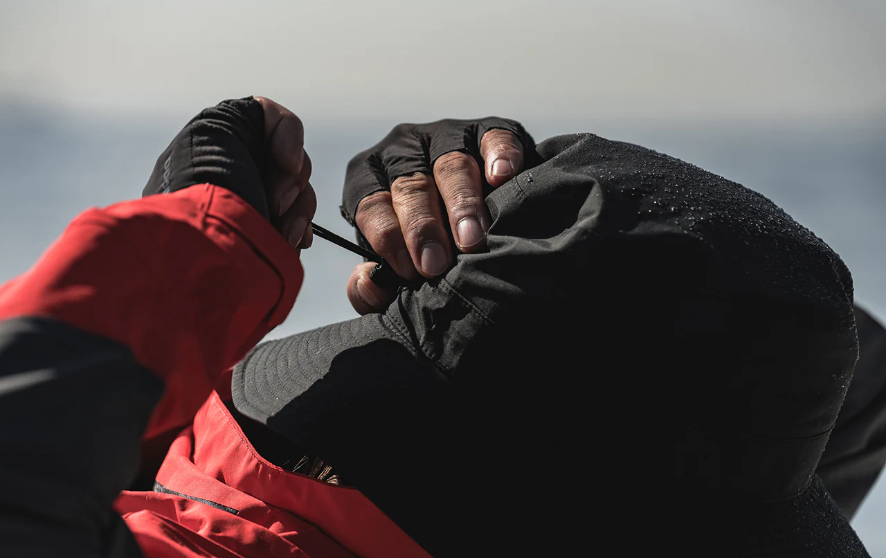 ｜釣りメーカーのシマノが作った『レインハット』。“ドライシールド＋”をクリアした防水性に、海水対応の特殊撥水加工を施した1着に。