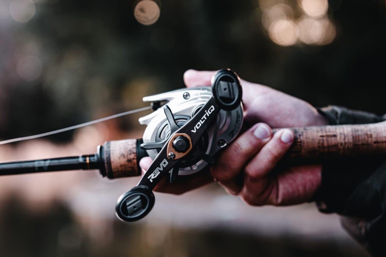 ｜デジタルブレーキは2万円台の時代に！次世代ベイトリール『レボ5 X ボルティック』