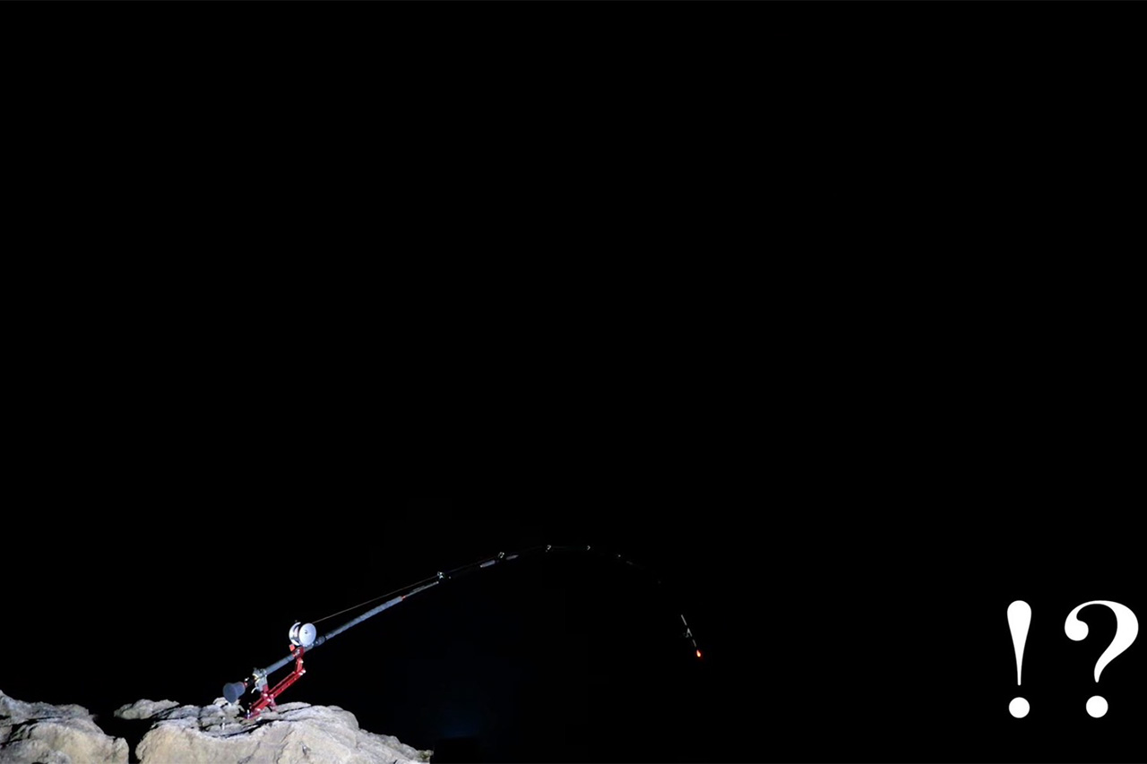 ｜「コレ、デカいぞ…」港近くの『無人島』に泊まり込んで“モンスター”を狙った結果。贅沢過ぎる状況に視聴者も驚愕。