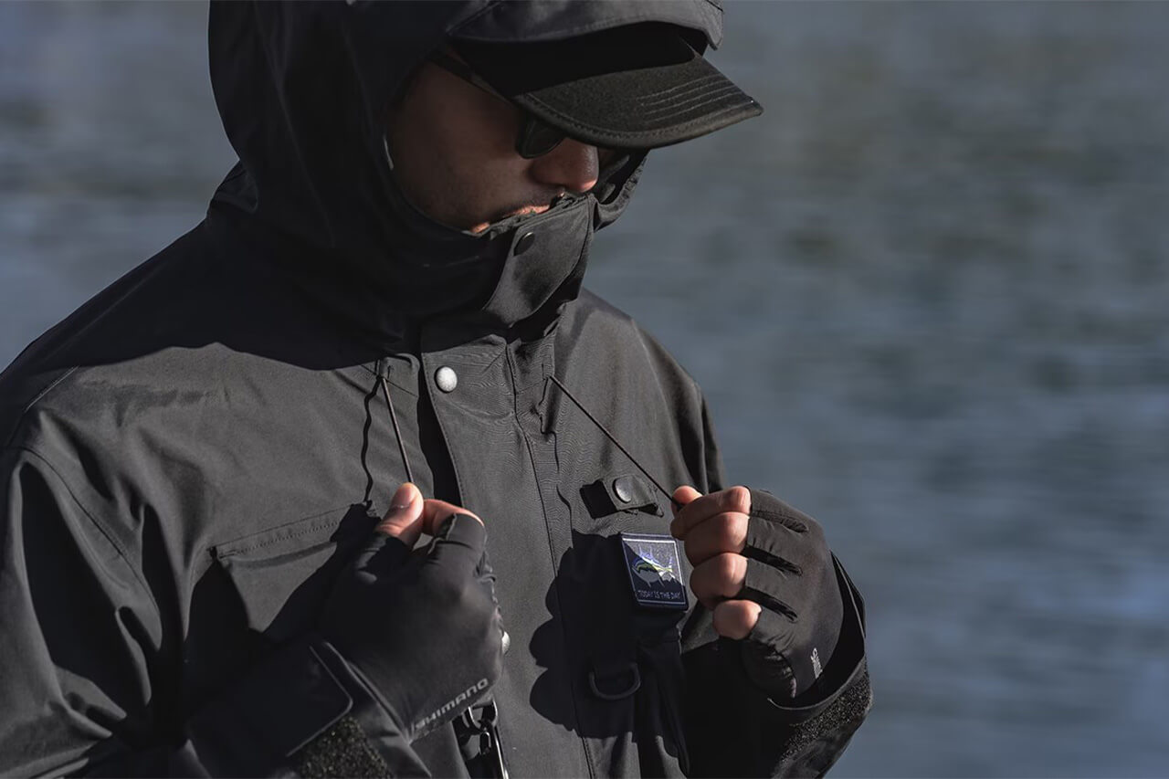 ｜『万能レインジャケット』がシマノから登場。バッグ不要レベルの収納力で、着るだけで釣りに行ける画期的な1着に。