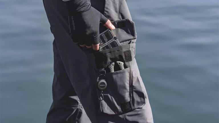 「もはやバッグいらず」シマノから収納力抜群のレインパンツが登場。海水対応の撥水力で、どんなフィールドでも活躍する1着に。