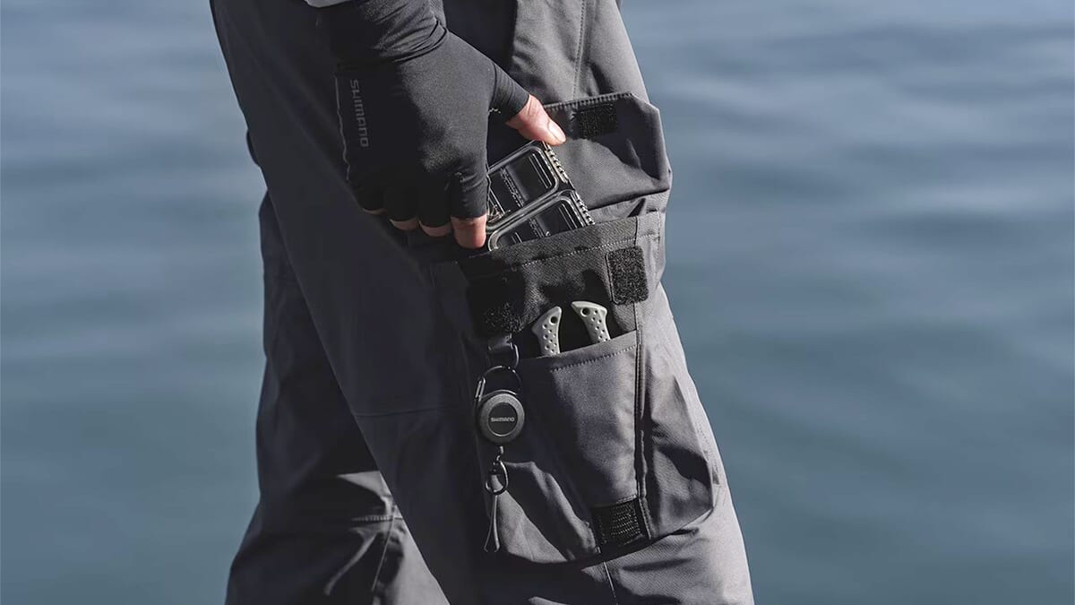 ｜「もはやバッグいらず」シマノから収納力抜群のレインパンツが登場。海水対応の撥水力で、どんなフィールドでも活躍する1着に。