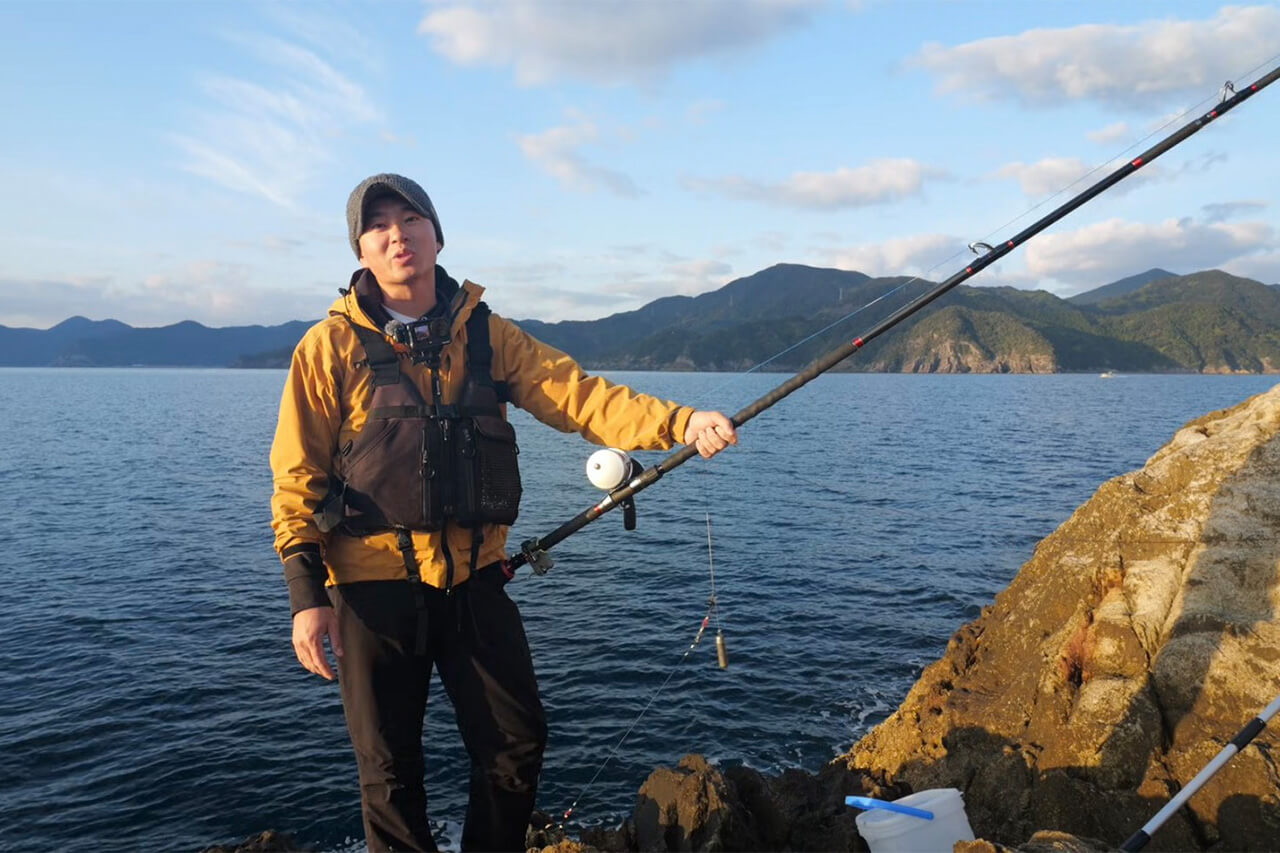 ｜「コレ、デカいぞ…」港近くの『無人島』に泊まり込んで“モンスター”を狙った結果。贅沢過ぎる状況に視聴者も驚愕。