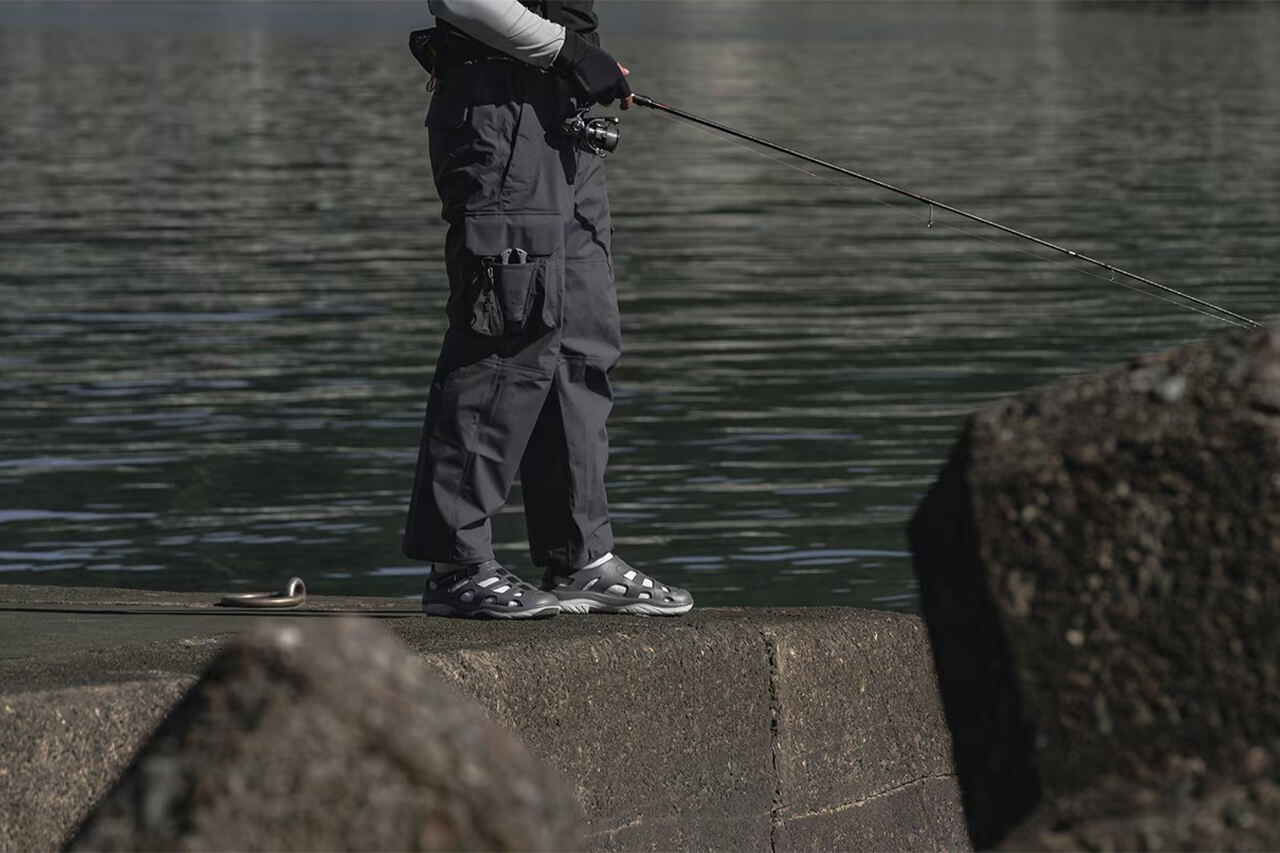 ｜「もはやバッグいらず」シマノから収納力抜群のレインパンツが登場。海水対応の撥水力で、どんなフィールドでも活躍する1着に。