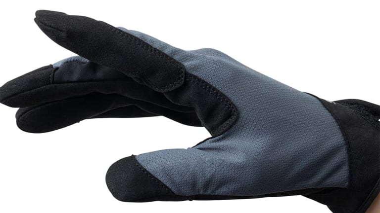 「ガシガシ使える」高耐久グローブがシマノから登場。ストレッチニットも搭載し、動きさやすさも両立した1着に。