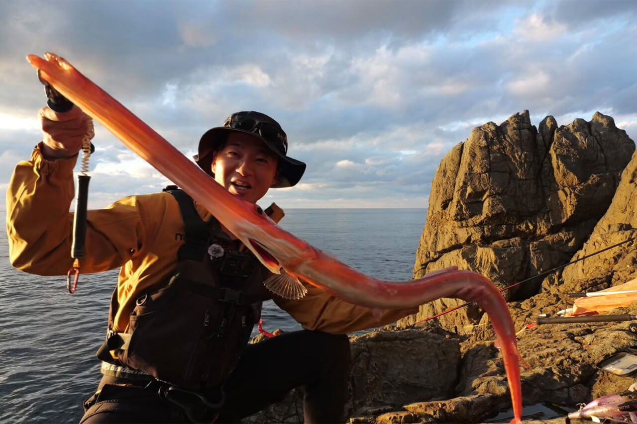 ｜日本最高峰の離島で揚がった『人よりデカい魚』。まさかの“体型”に撮影者の笑いが止まらない。30万回再生された釣り動画。