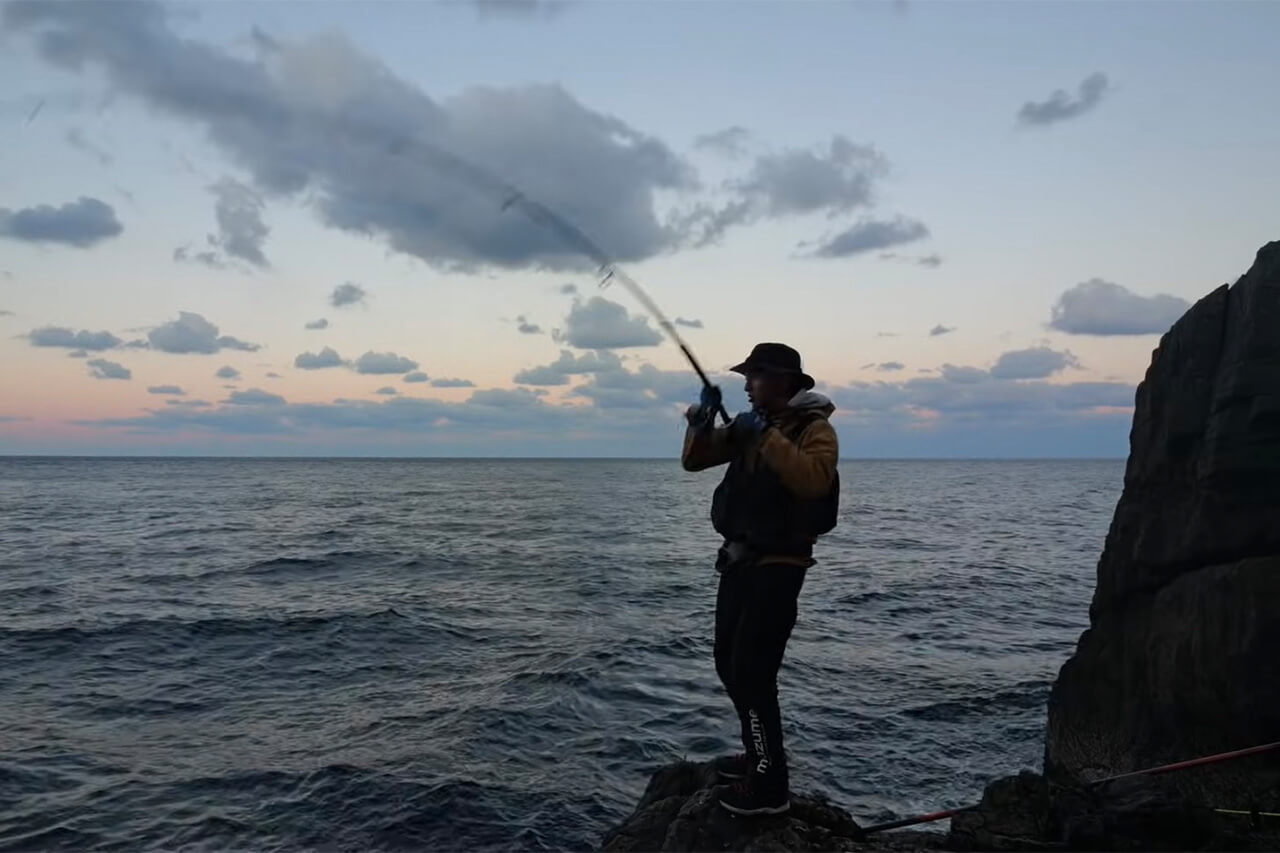｜日本最高峰の離島で揚がった『人よりデカい魚』。まさかの“体型”に撮影者の笑いが止まらない。30万回再生された釣り動画。