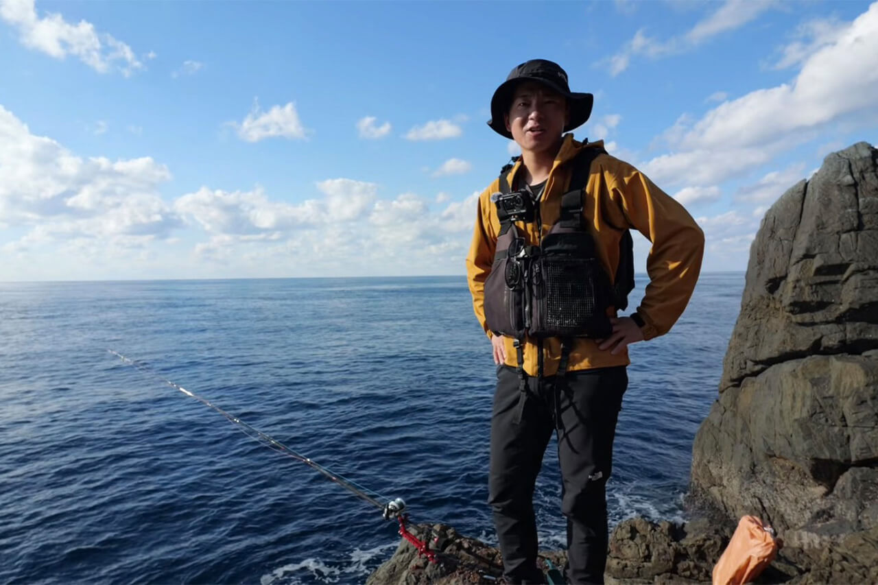 ｜日本最高峰の離島で揚がった『人よりデカい魚』。まさかの“体型”に撮影者の笑いが止まらない。30万回再生された釣り動画。