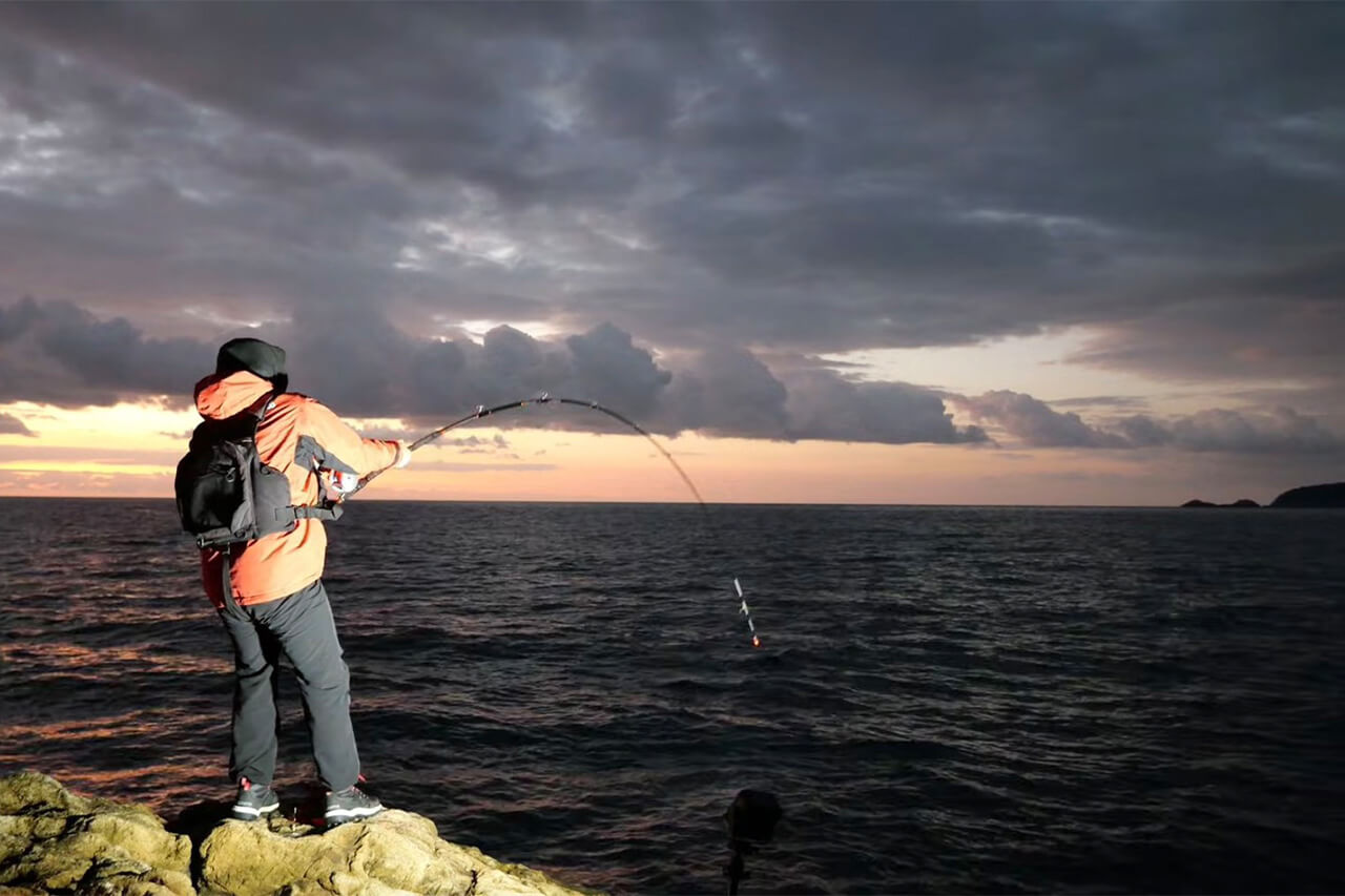 ｜「コレ、デカいぞ…」港近くの『無人島』に泊まり込んで“モンスター”を狙った結果。贅沢過ぎる状況に視聴者も驚愕。