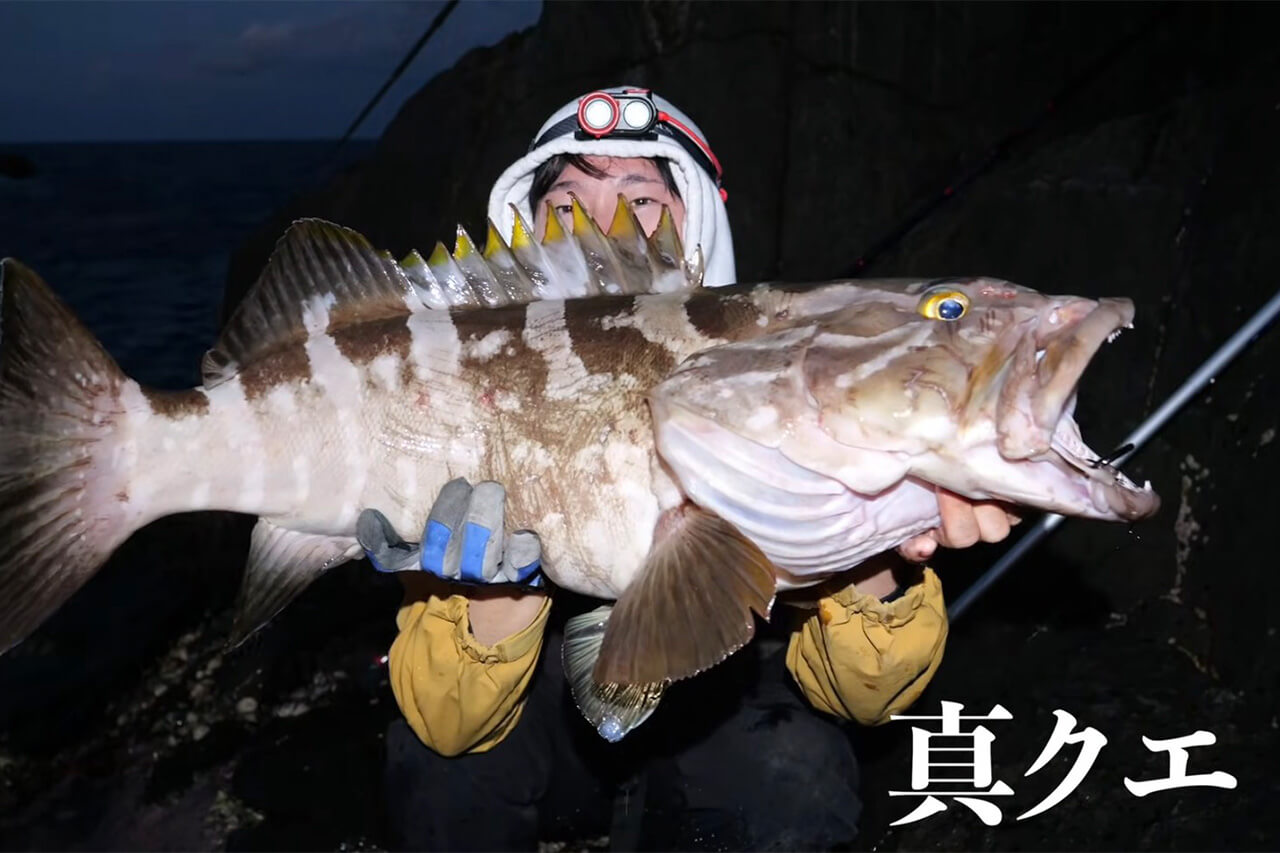 ｜日本最高峰の離島で揚がった『人よりデカい魚』。まさかの“体型”に撮影者の笑いが止まらない。30万回再生された釣り動画。