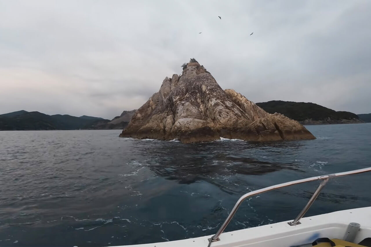 ｜「コレ、デカいぞ…」港近くの『無人島』に泊まり込んで“モンスター”を狙った結果。贅沢過ぎる状況に視聴者も驚愕。