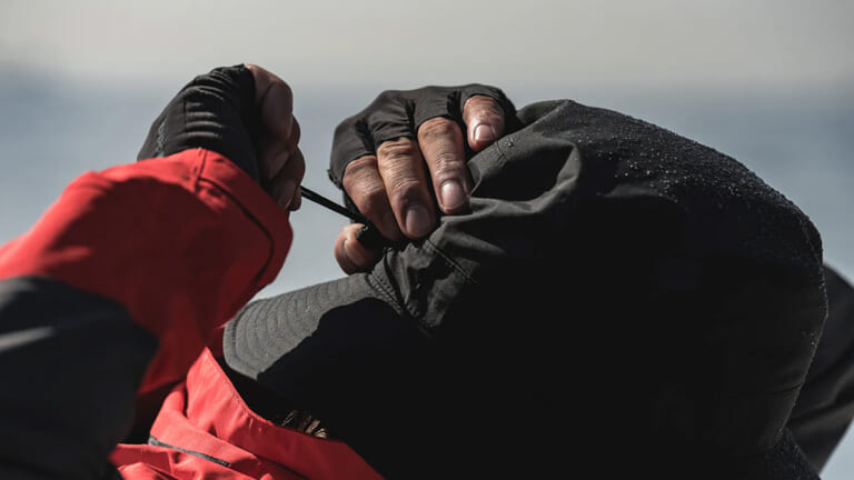 釣りメーカーのシマノが作った『レインハット』。“ドライシールド＋”をクリアした防水性に、海水対応の特殊撥水加工を施した1着に。