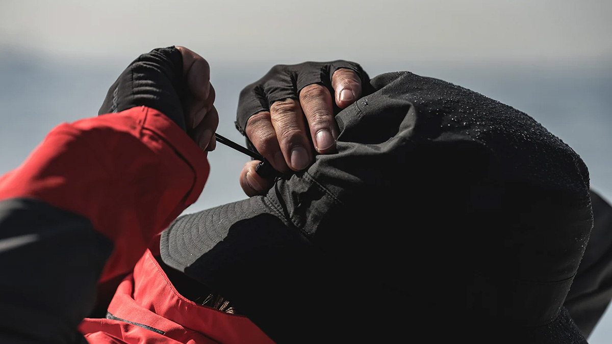 ｜釣りメーカーのシマノが作った『レインハット』。“ドライシールド＋”をクリアした防水性に、海水対応の特殊撥水加工を施した1着に。