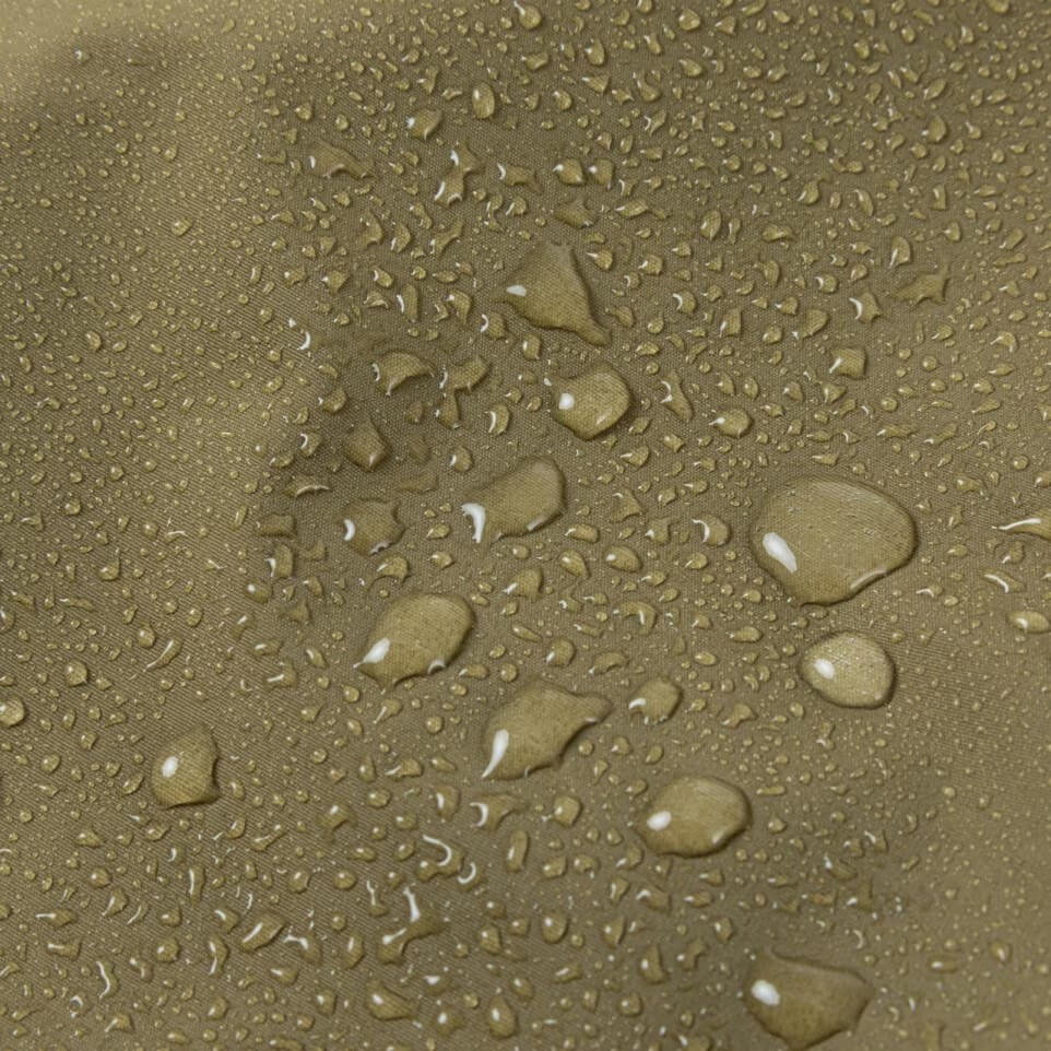 ｜「もはやバッグいらず」シマノから収納力抜群のレインパンツが登場。海水対応の撥水力で、どんなフィールドでも活躍する1着に。