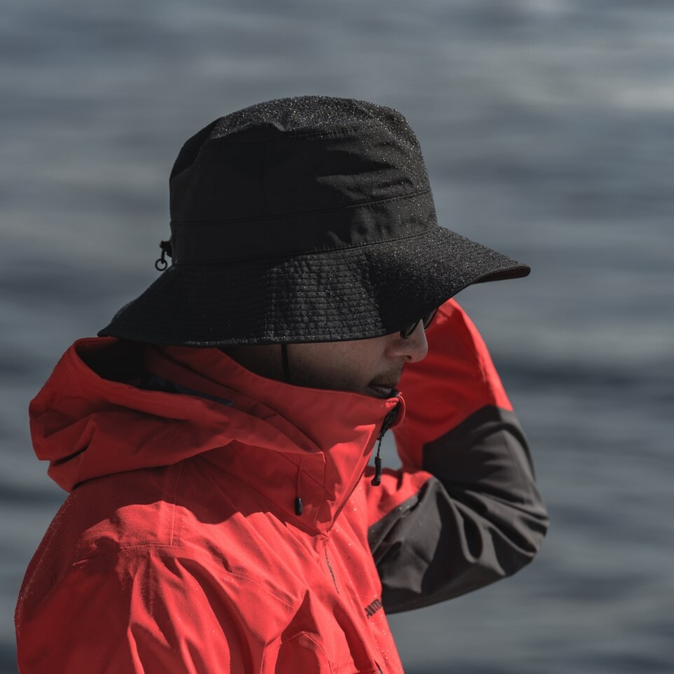 ｜釣りメーカーのシマノが作った『レインハット』。“ドライシールド＋”をクリアした防水性に、海水対応の特殊撥水加工を施した1着に。