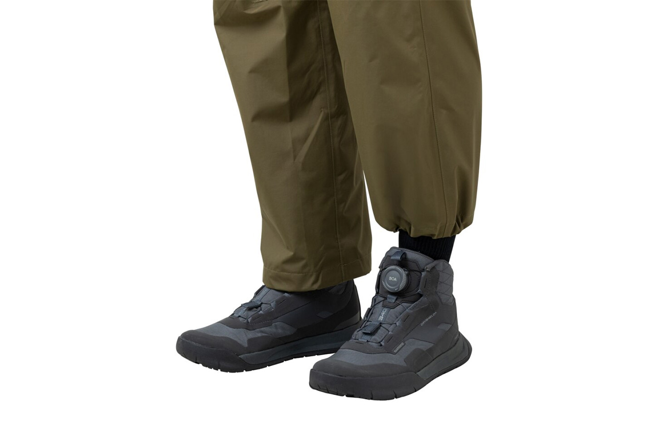 |「もはやバッグいらず」シマノから収納力抜群のレインパンツが登場。海水対応の撥水力で、どんなフィールドでも活躍する1着に。