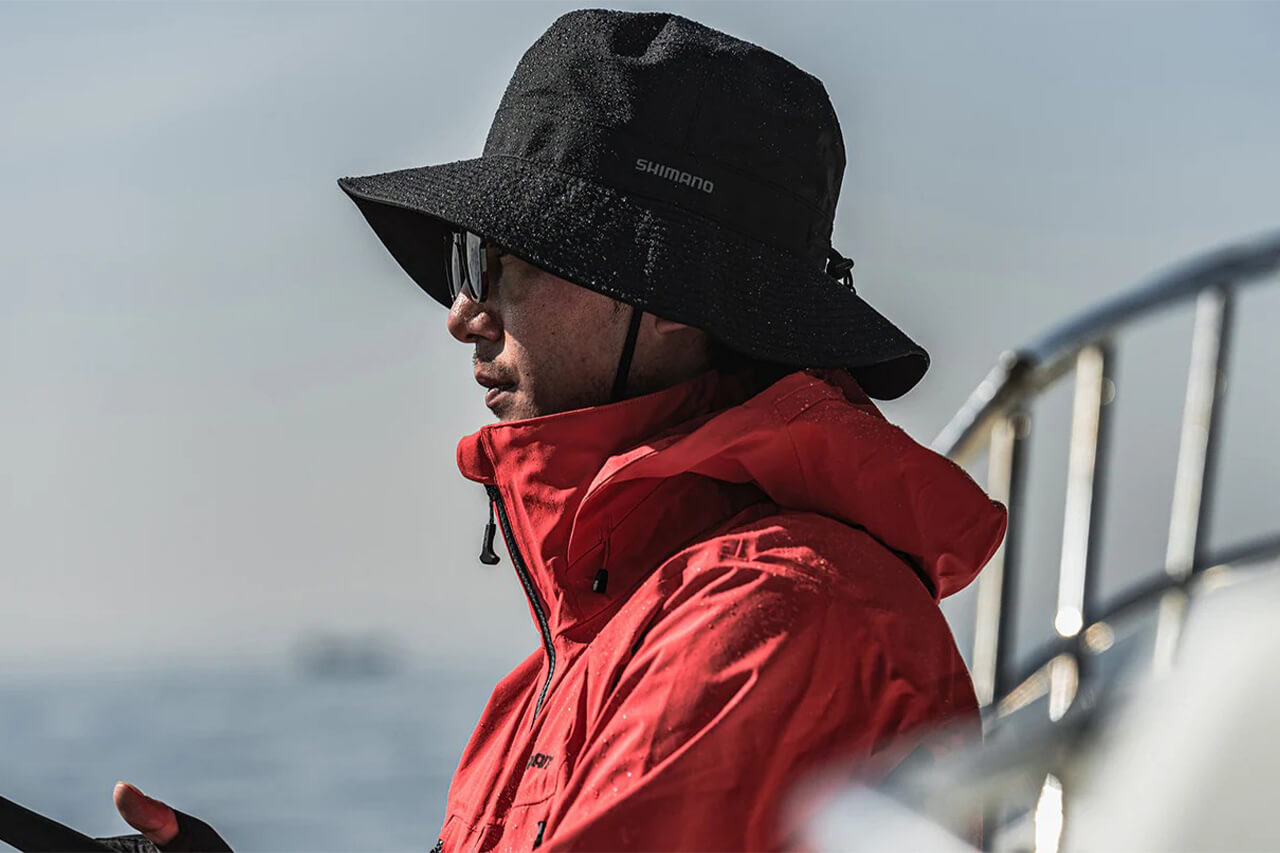 ｜釣りメーカーのシマノが作った『レインハット』。“ドライシールド＋”をクリアした防水性に、海水対応の特殊撥水加工を施した1着に。