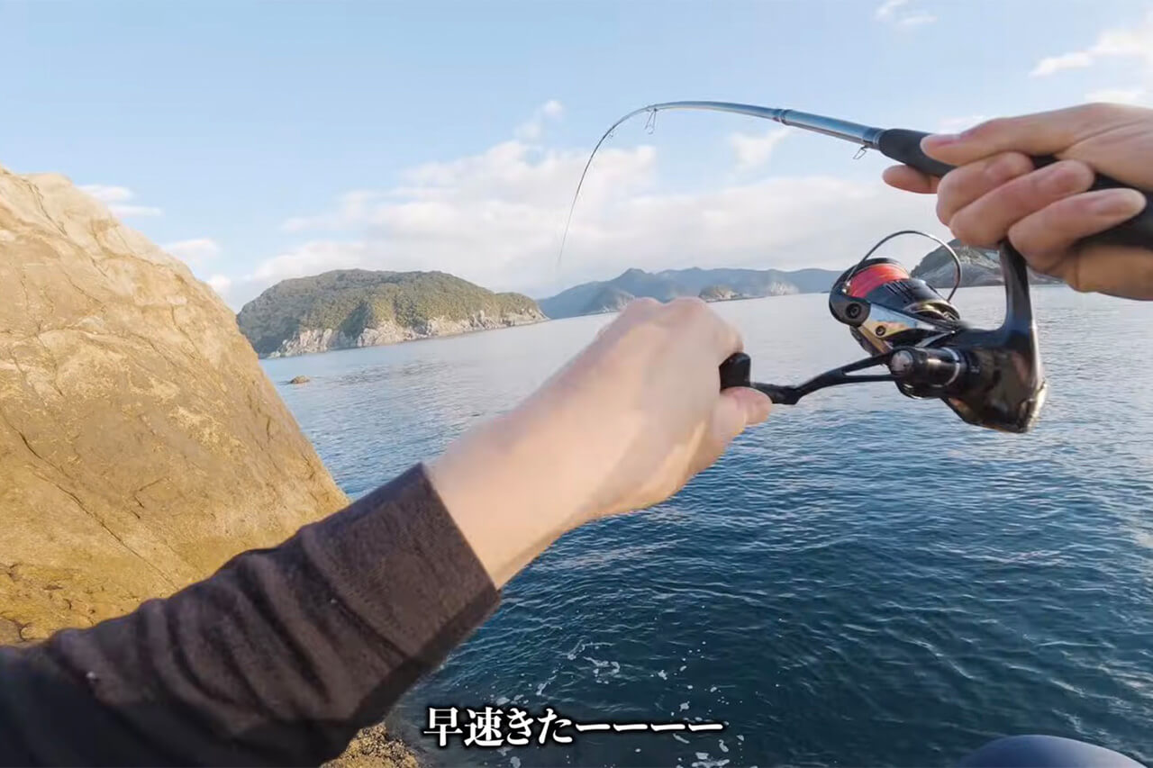 ｜「コレ、デカいぞ…」港近くの『無人島』に泊まり込んで“モンスター”を狙った結果。贅沢過ぎる状況に視聴者も驚愕。