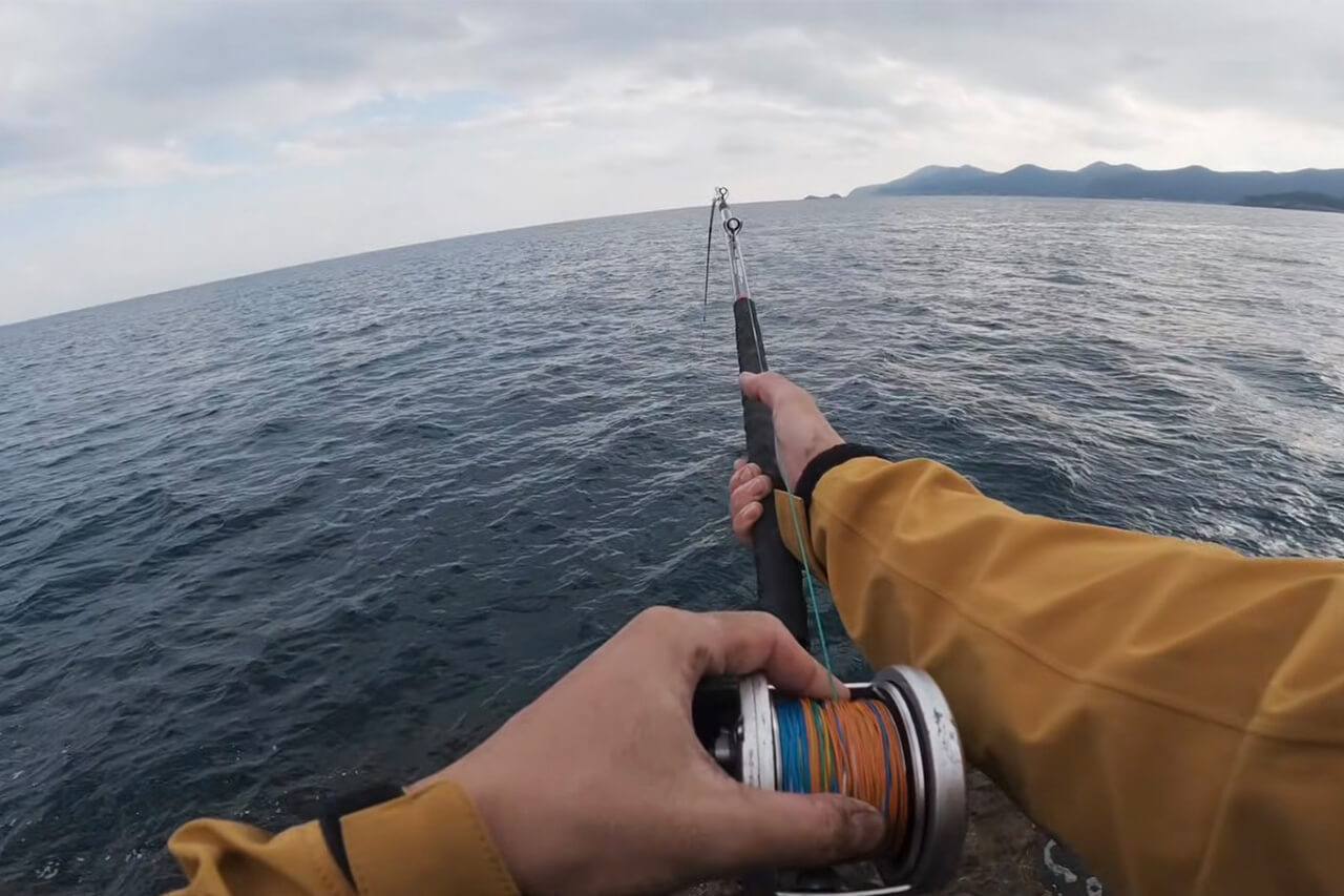 ｜「コレ、デカいぞ…」港近くの『無人島』に泊まり込んで“モンスター”を狙った結果。贅沢過ぎる状況に視聴者も驚愕。