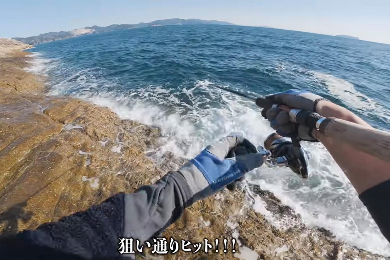 |「海がバグってる…」沈み根だらけの無人岩で“大型魚の巣”に遭遇。再生回数『20万回』超えの釣り動画がスゴイ。