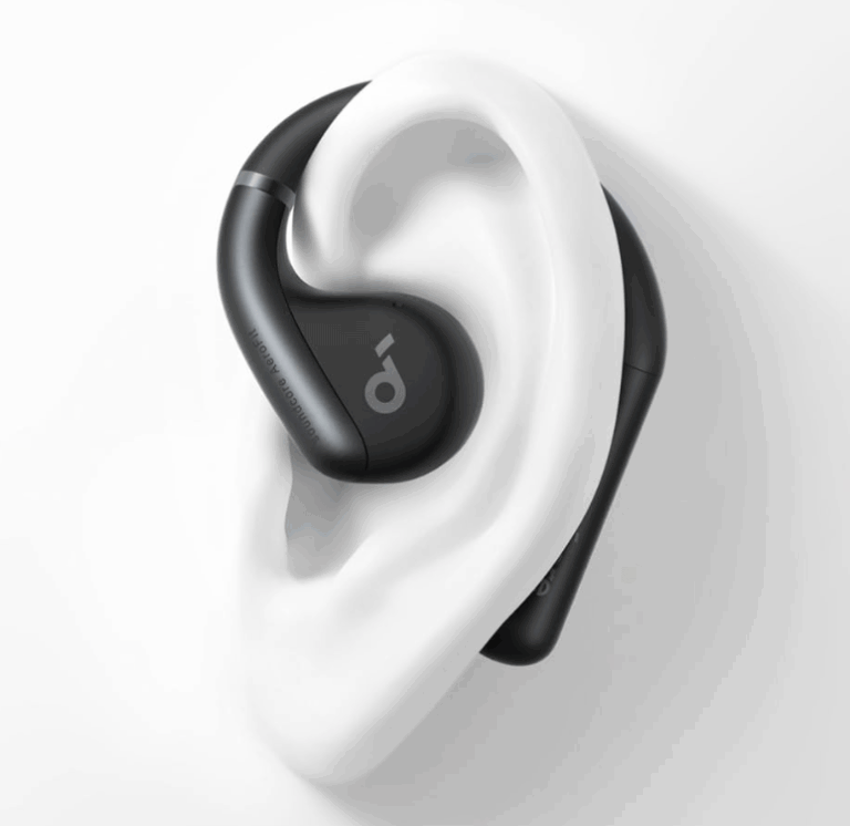 耳を塞がず周囲の音も聞こえる。防水規格IPX7に対応したAnkerのオープンイヤー型イヤホン「Soundcore AeroFit」。