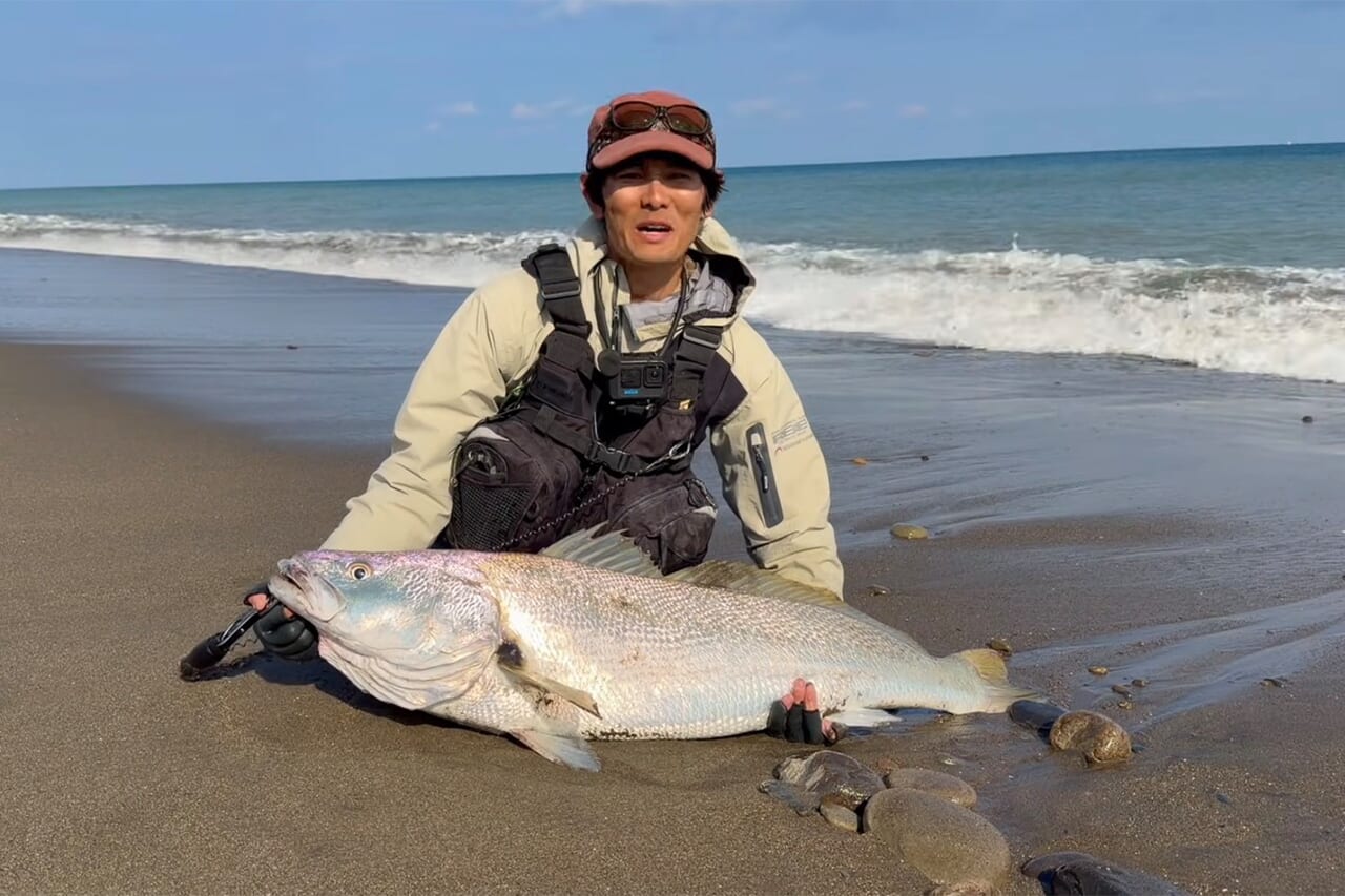 |「こんなのアリ?」「やばい、食った」狙いの『巨大魚』が小魚を丸呑み。まさかの釣れ方に、撮影者も唖然。
