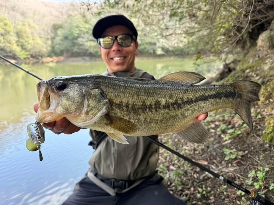 ｜こんなん釣れてまうやろ！ボトムをタイトに攻められるデッドボーイの背針チューン「純正と使い分ければ釣果倍増！」