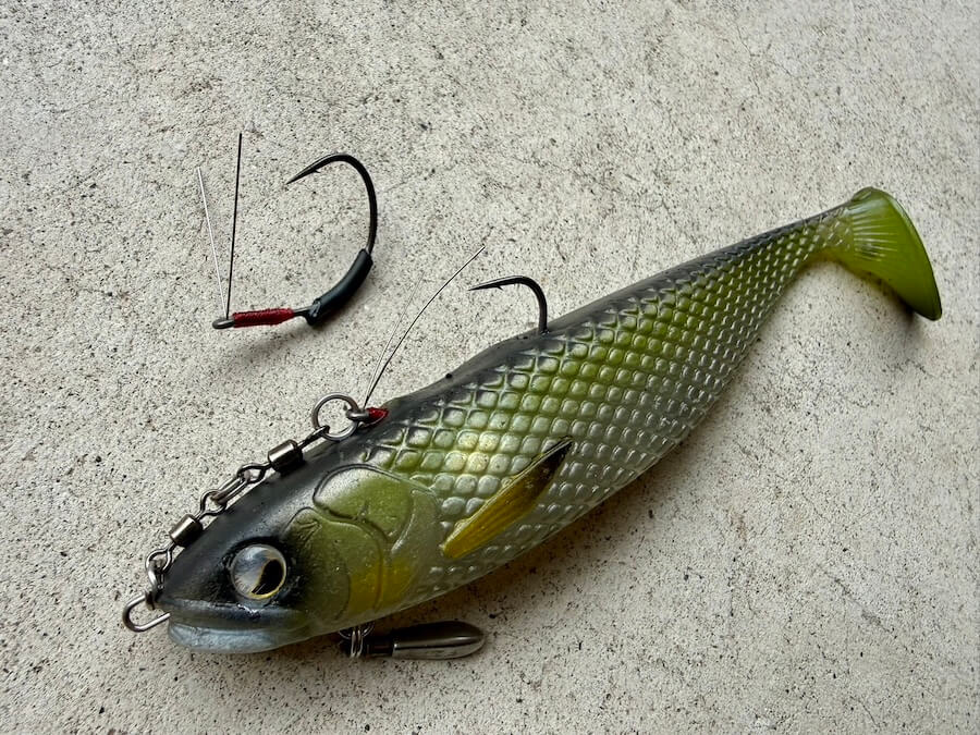 ｜こんなん釣れてまうやろ！ボトムをタイトに攻められるデッドボーイの背針チューン「純正と使い分ければ釣果倍増！」