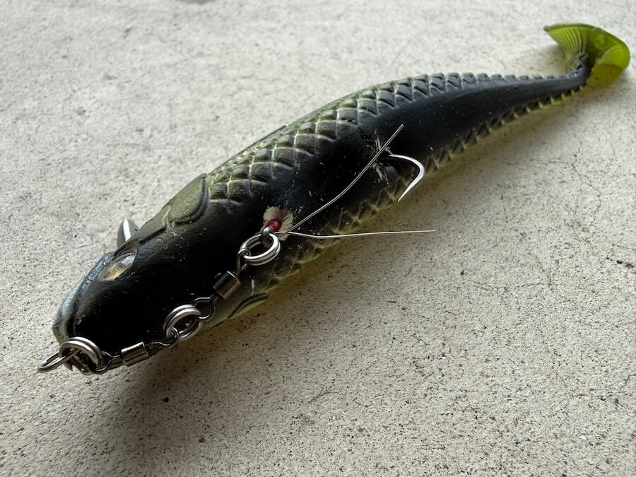 ｜こんなん釣れてまうやろ！ボトムをタイトに攻められるデッドボーイの背針チューン「純正と使い分ければ釣果倍増！」