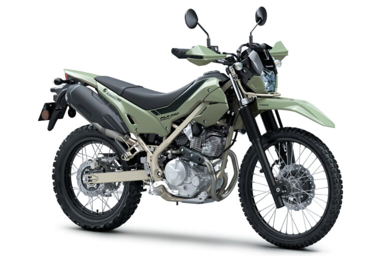 カワサキKLX230シェルパS|ミディアムスモーキーグリーン|「男の憧れだよね」「やってみたい」悪路も狭い道もアクセス抜群。釣り人にオススメのオフロード・アドベンチャーバイク4選。