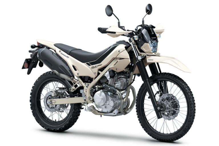 カワサキKLX230シェルパS|ホワイティッシュベージュ|「男の憧れだよね」「やってみたい」悪路も狭い道もアクセス抜群。釣り人にオススメのオフロード・アドベンチャーバイク4選。