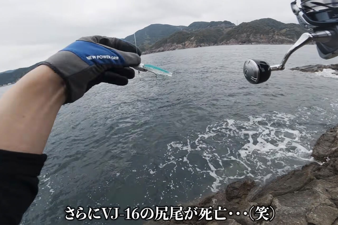 |「海がバグってる…」沈み根だらけの無人岩で“大型魚の巣”に遭遇。再生回数『20万回』超えの釣り動画がスゴイ。