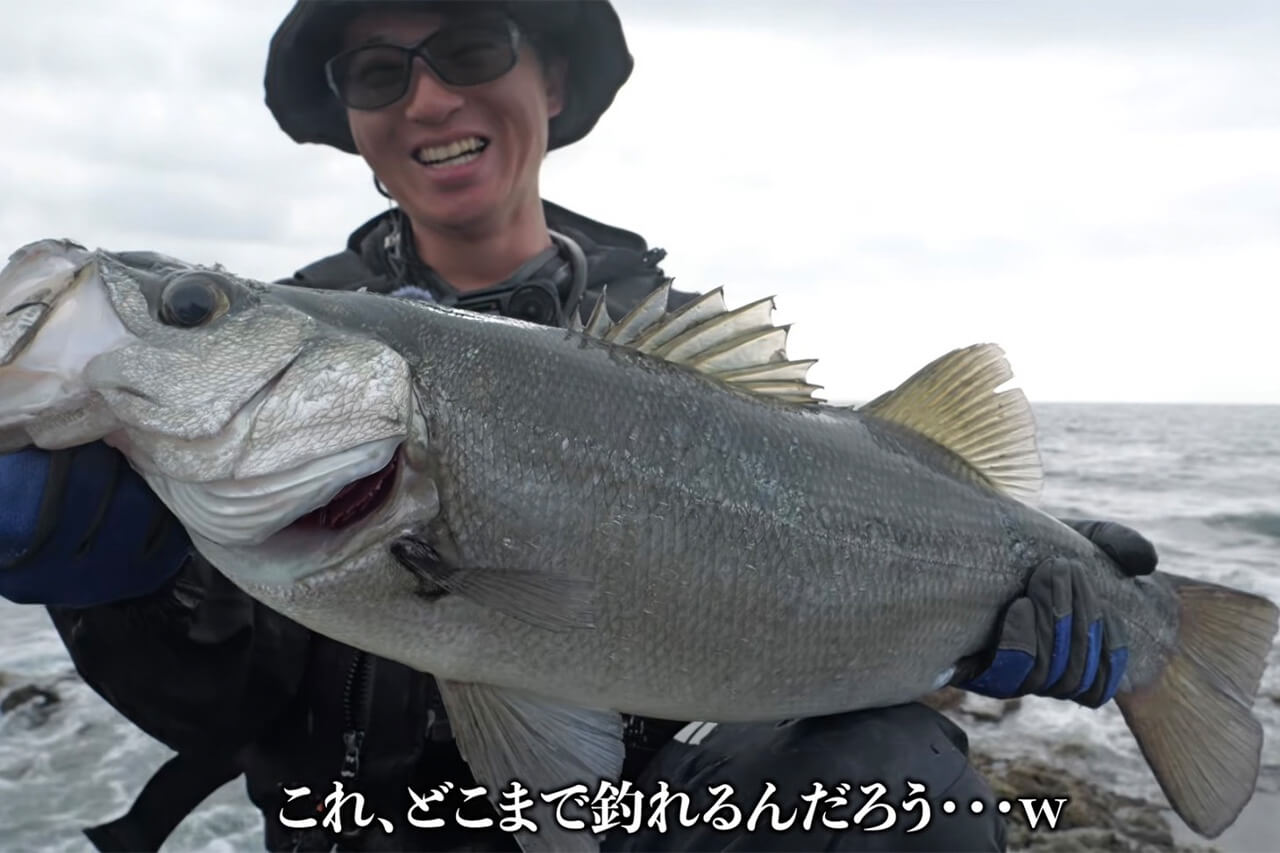 ｜「海がバグってる…」沈み根だらけの無人岩で“大型魚の巣”に遭遇。再生回数『20万回』超えの釣り動画がスゴイ。