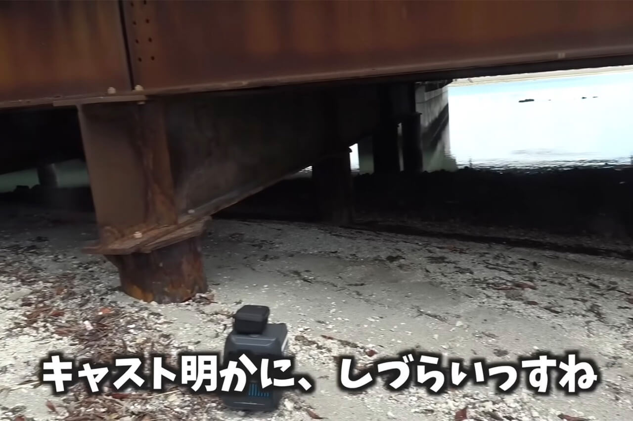 |【驚愕】「この発想はスゴすぎ」ラジコンボートが“大転覆”。人が入れない「禁断の場所」でまさかの大物フィッシング