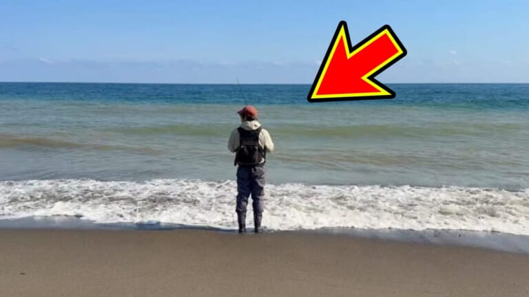 「こんなのアリ？」「やばい、食った」狙いの『巨大魚』が小魚を丸呑み。まさかの釣れ方に、撮影者も唖然。