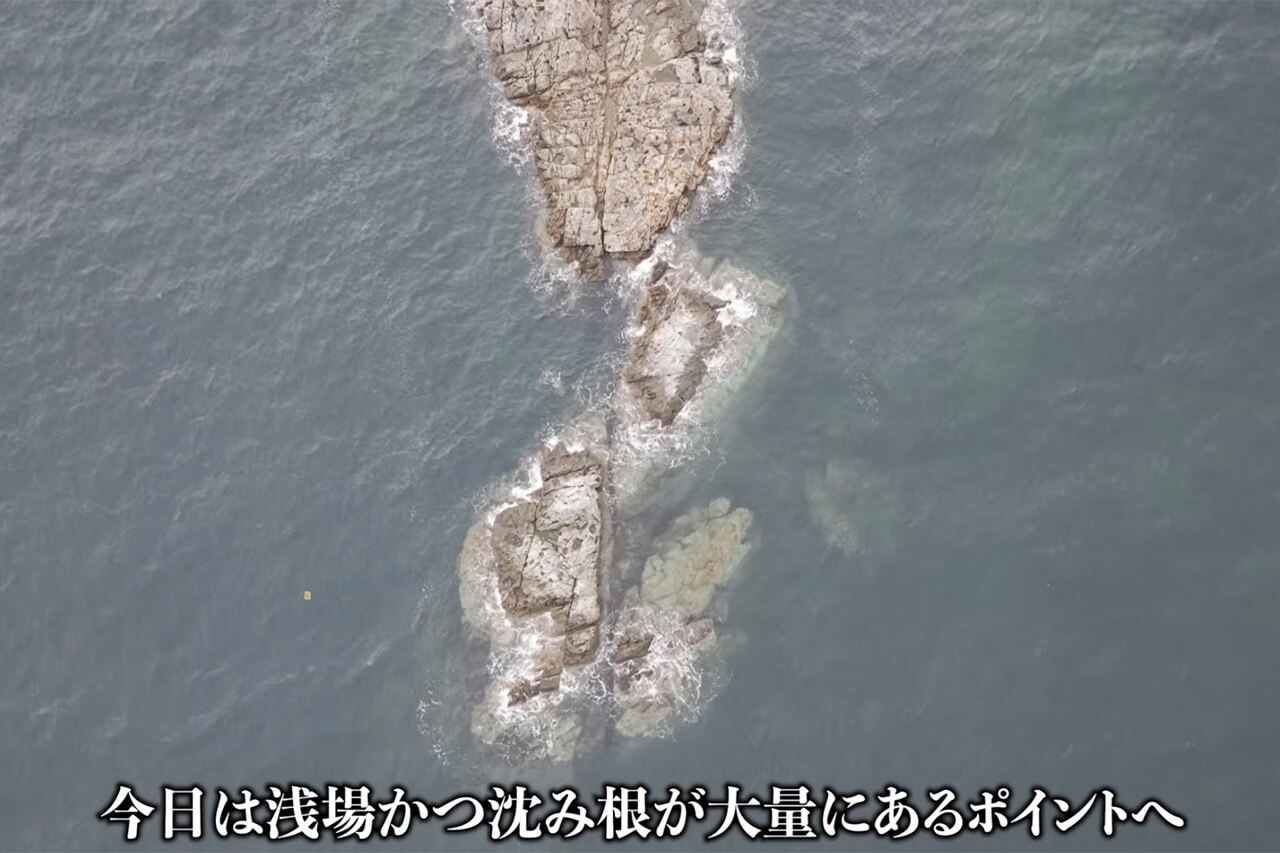 ｜「海がバグってる…」沈み根だらけの無人岩で“大型魚の巣”に遭遇。再生回数『20万回』超えの釣り動画がスゴイ。