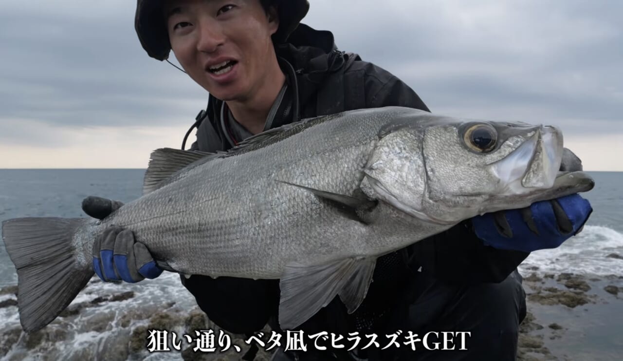 |「海がバグってる…」沈み根だらけの無人岩で“大型魚の巣”に遭遇。再生回数『20万回』超えの釣り動画がスゴイ。