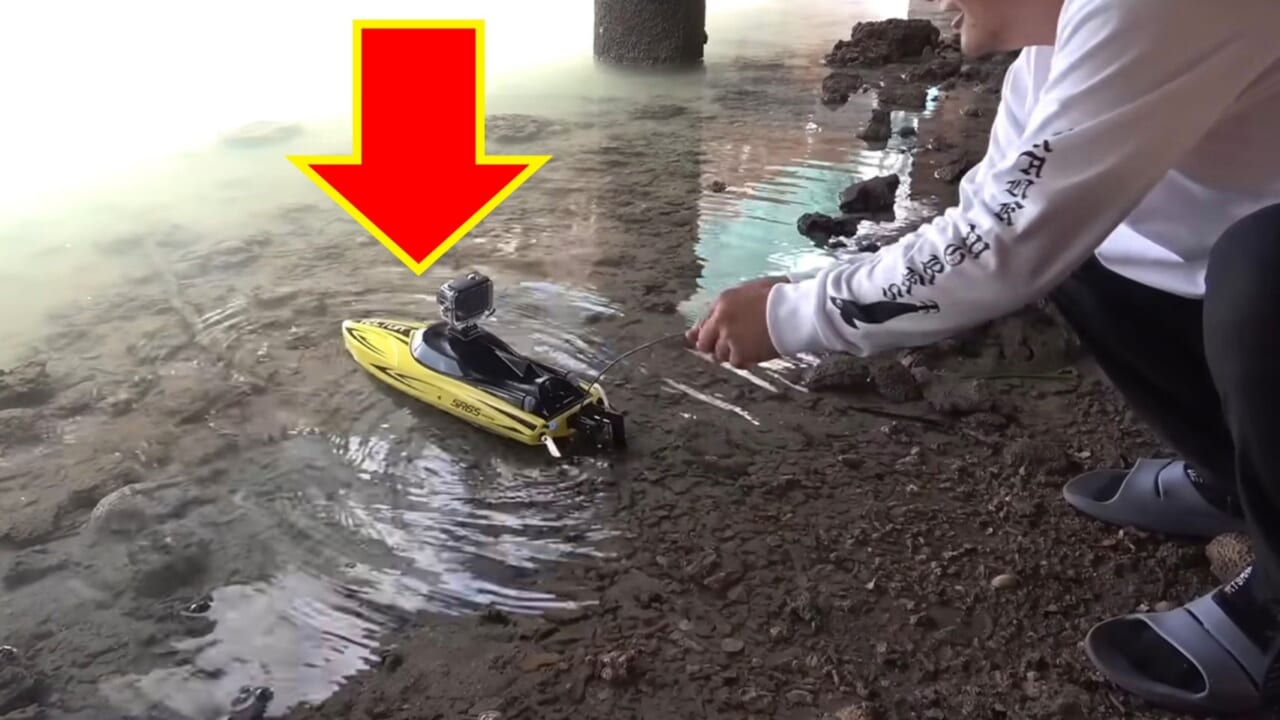 ｜【驚愕】「この発想はスゴすぎ」ラジコンボートが“大転覆”。人が入れない「禁断の場所」でまさかの大物フィッシング