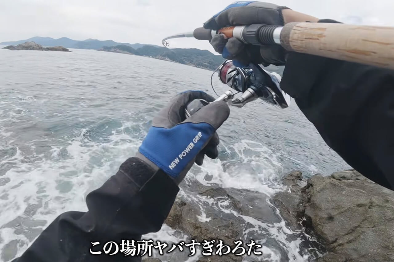 |「海がバグってる…」沈み根だらけの無人岩で“大型魚の巣”に遭遇。再生回数『20万回』超えの釣り動画がスゴイ。